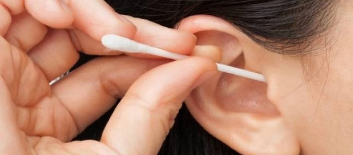 Προσοχή με τις μπατονέτες: Δείτε τους εναλλακτικούς τρόπους που μπορείτε να καθαρίσετε τα αυτιά σας